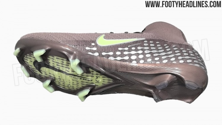 开云官网-280欧！姆巴佩最新签名战靴谍照：金属银+梅子日食配色，印KM标识